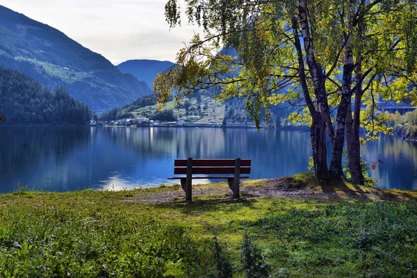 Bella vista di un lago di montagna in autunno giornata di sole. Posch — Foto Stock