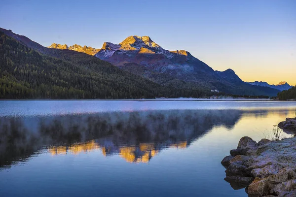 Panorama do lago de montanha com reflexo de montanhas. Olhar idílico . — Fotografia de Stock