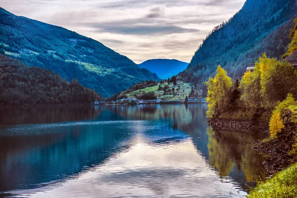 Prachtig uitzicht op een bergmeer in de herfst zonnige dag. Mogelijk — Stockfoto