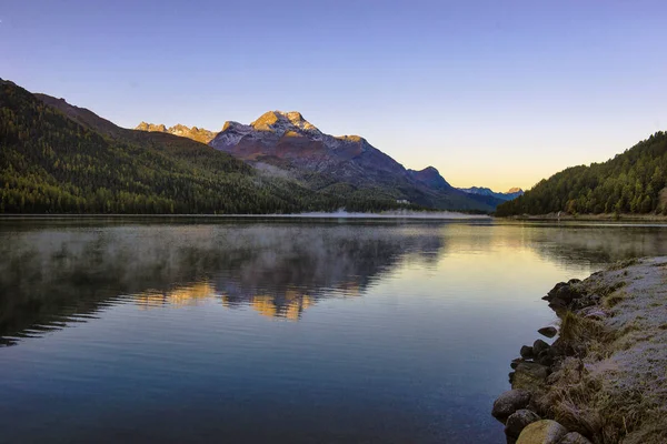 Panorama do lago de montanha com reflexo de montanhas. Olhar idílico . — Fotografia de Stock