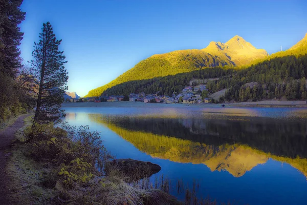 Panorama do lago de montanha com reflexo de montanhas. Olhar idílico . — Fotografia de Stock