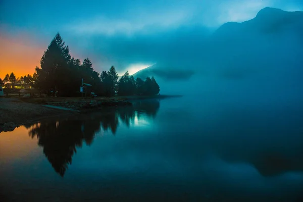 Niebla sobre un lago de montaña antes del amanecer . —  Fotos de Stock