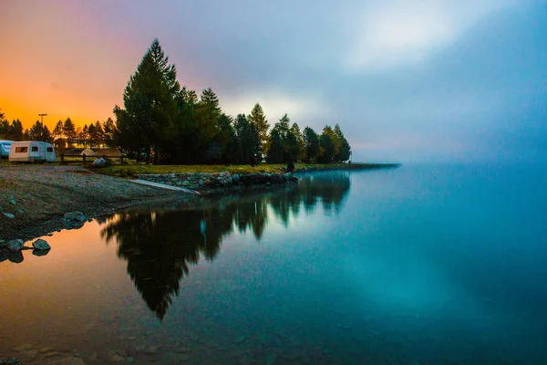 Nevoeiro sobre um lago de montanha antes do amanhecer . — Fotografia de Stock