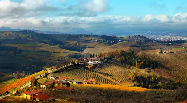 Blick auf die herbstlichen Weinberge auf den Hügeln der Langhe-Region in pied — Stockfoto