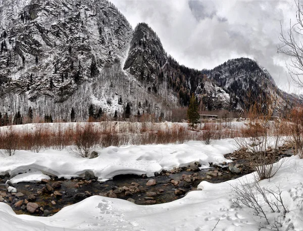 Rio de montanha alpino no inverno em um dia nublado — Fotografia de Stock