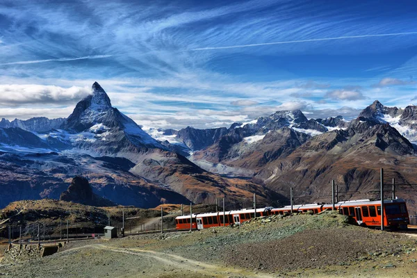 Zermatt Suiza. Tren turístico rojo eléctrico famoso — Foto de Stock