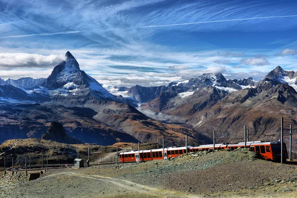 Zermatt Suiza. Tren turístico rojo eléctrico famoso — Foto de Stock