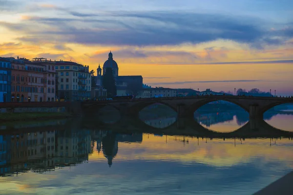 Floransa, Ponte alla Carraia Ortaçağ Köprüsü Arno Ri 'nin simgesi — Stok fotoğraf