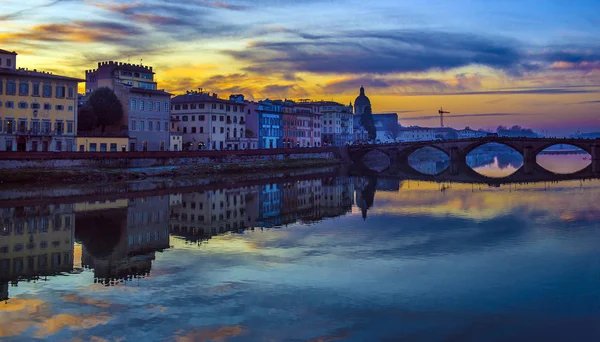 Firenze, Ponte alla Carraia középkori híd mérföldkő Arno ri — Stock Fotó