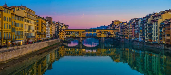 Ponte Vecchio, Arno Ri üzerindeki ünlü ortaçağ taş köprüsü. — Stok fotoğraf