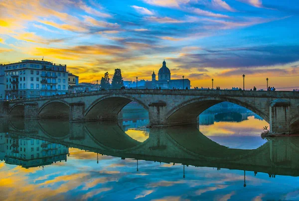 Firenze, Ponte alla Carraia középkori híd mérföldkő Arno ri — Stock Fotó