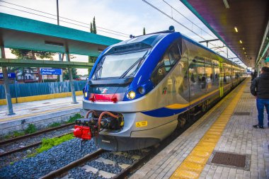 Frascati. İtalya - 07.01.2020: İnsanlar trende duruyor