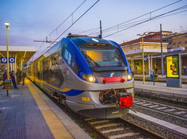 Champino. İtalya - 07.01.2020: İnsanlar trende duruyor