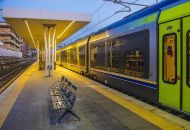 Tren istasyonunda bulanık trenle çekilmiş bir bank resmi. 