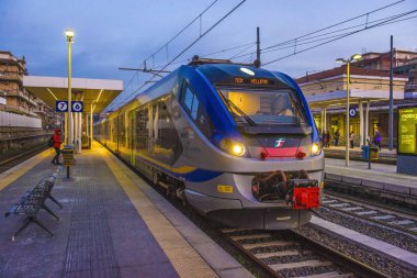 Champino. İtalya - 07.01.2020: İnsanlar trende duruyor