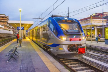 Champino. İtalya - 07.01.2020: İnsanlar trende duruyor