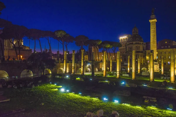Ruinas del Foro Romano por la noche. Edificios del Gobierno Antiguo en el — Foto de Stock