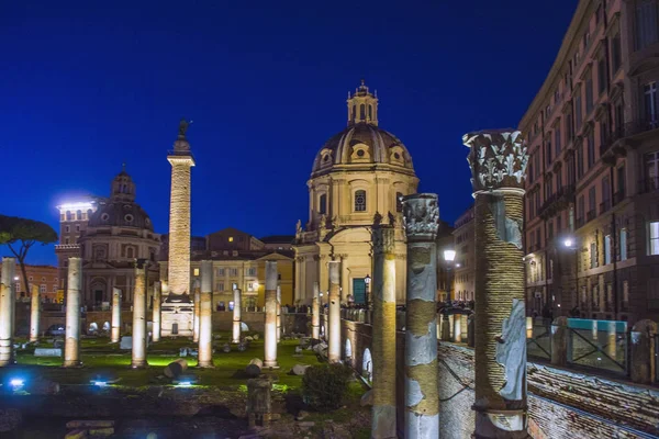 Forum romain Ruines la nuit. Bâtiments anciens du gouvernement dans le — Photo