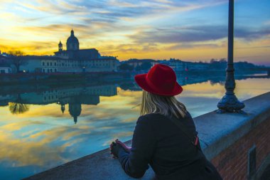 Floransa, Ponte alla Carraia Ortaçağ Köprüsü Arno Ri 'nin simgesi