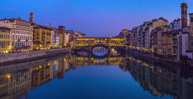 Ponte Vecchio, Arno Ri üzerindeki ünlü ortaçağ taş köprüsü.