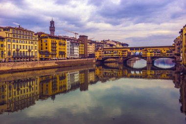 Ponte Vecchio, Arno Ri üzerindeki ünlü ortaçağ taş köprüsü.
