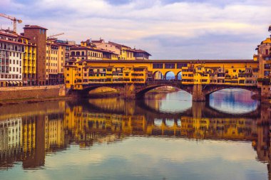 Ponte Vecchio, Arno Ri üzerindeki ünlü ortaçağ taş köprüsü.
