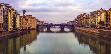 Ponte Vecchio, Arno Ri üzerindeki ünlü ortaçağ taş köprüsü.