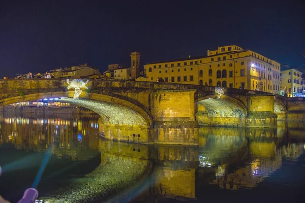 Floransa, Ponte alla Carraia Ortaçağ Köprüsü Arno Ri 'nin simgesi — Stok fotoğraf