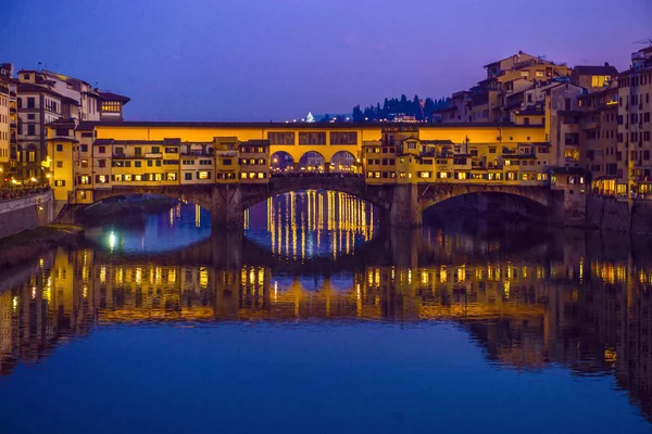 Ponte Vecchio, Arno Ri üzerindeki ünlü ortaçağ taş köprüsü. — Stok fotoğraf