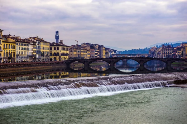 Floransa, Ponte alla Carraia Ortaçağ Köprüsü Arno Ri 'nin simgesi — Stok fotoğraf