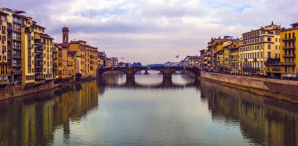 Ponte Vecchio, Arno Ri üzerindeki ünlü ortaçağ taş köprüsü. — Stok fotoğraf