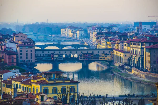 Florence Ponte Vecchio Köprüsü ve İtalya 'da City Skyline. Florenc — Stok fotoğraf