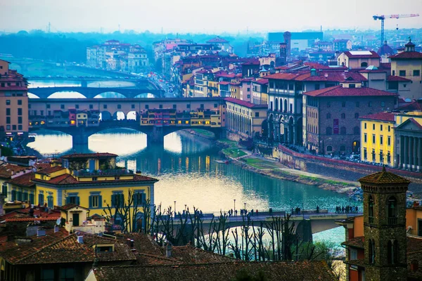 Florence Ponte Vecchio Köprüsü ve İtalya 'da City Skyline. Florenc — Stok fotoğraf