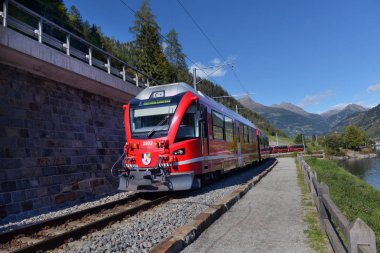 İsviçre, Poschiavo, 10.10.2019, Bernina Ekspres treni