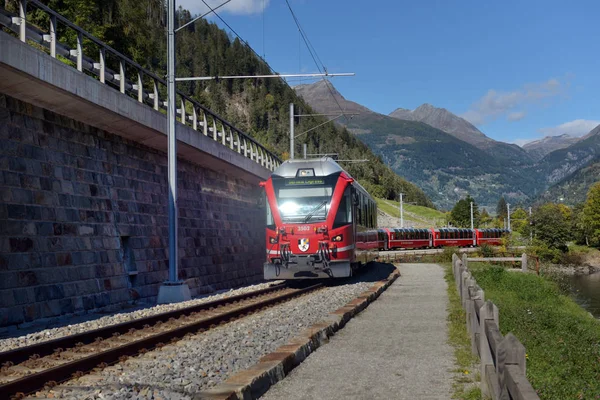 Ελβετία, Poschiavo, 10.10.2019, τρένο Bernina Express στο — Φωτογραφία Αρχείου