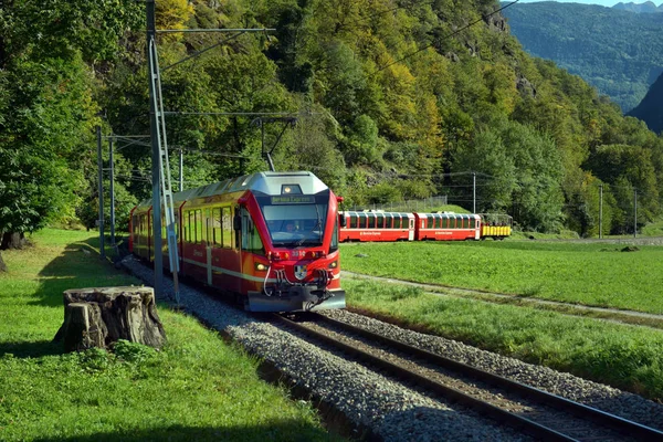 Suiza, Brusio, 10.10.2019, Tren de montaña suizo Bernina Ex — Foto de Stock