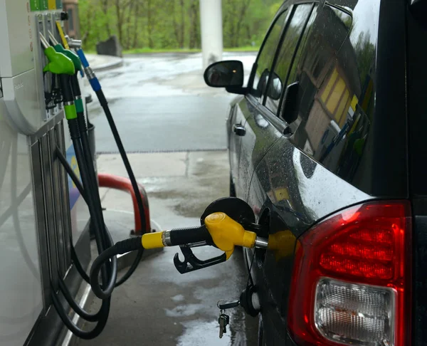 Remplir le réservoir d'essence de la voiture avec du carburant écologique vert sur un remplissage — Photo