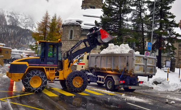 Neve pulizia trattore neve rimozione macchina carico mucchio di neve — Foto Stock