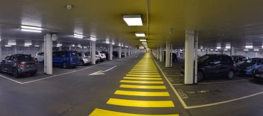 Avrupa başkentlerinden birinde otopark underground Panoraması
