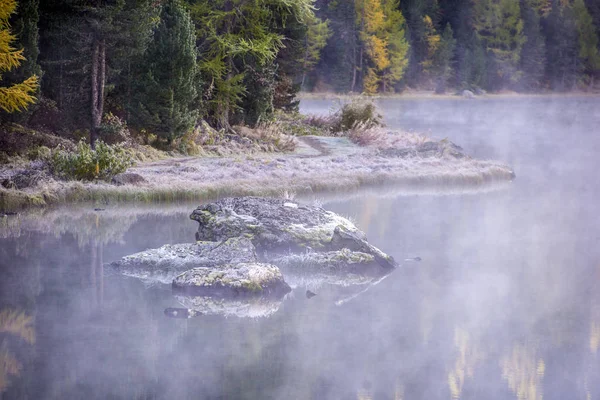 Panorama horského jezera s odleskem hor. Idylický vzhled. — Stock fotografie