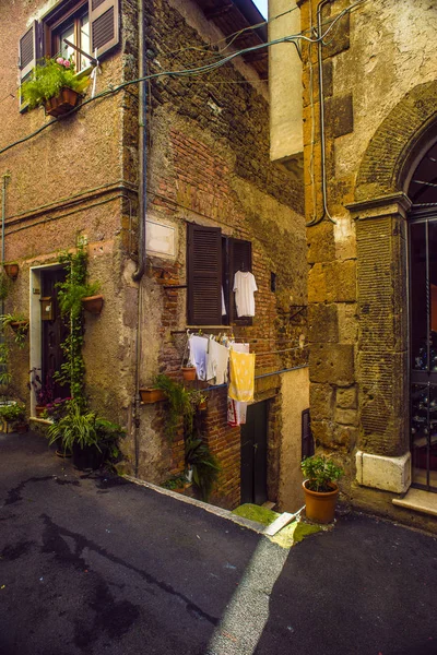 Küçük bir taşra kasabasının güzel İtalyan caddesi — Stok fotoğraf