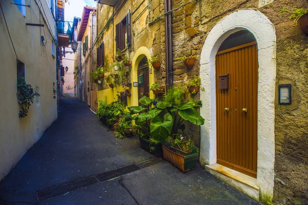 Belle rue italienne d'une petite vieille ville provinciale — Photo