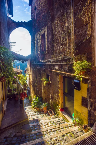 Hermosa calle italiana de una pequeña ciudad provincial antigua —  Fotos de Stock