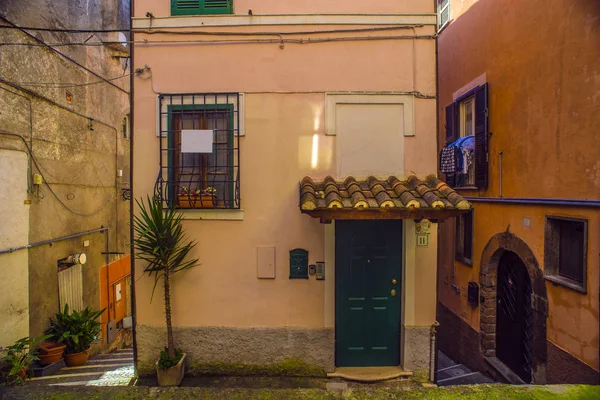 Vacker italiensk gata i en liten gammal provinsstad — Stockfoto