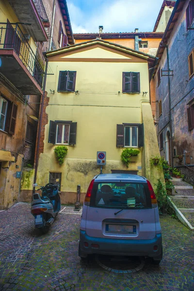 Belle rue italienne d'une petite vieille ville provinciale — Photo