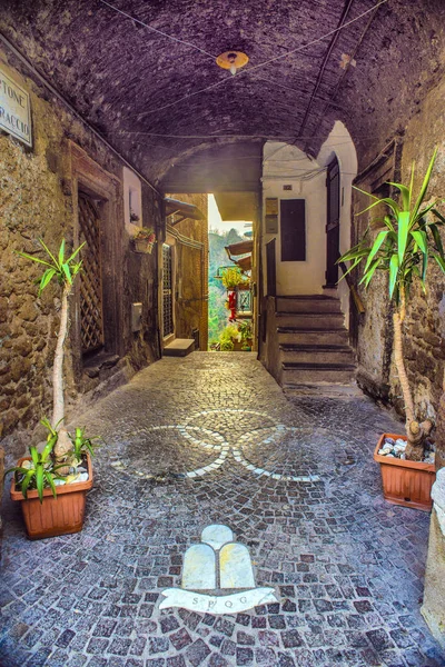 Piękna włoska ulica małego starego prowincjonalnego miasteczka — Zdjęcie stockowe