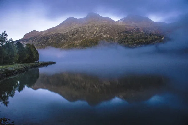 Nevoeiro sobre um lago de montanha antes do amanhecer . — Fotografia de Stock