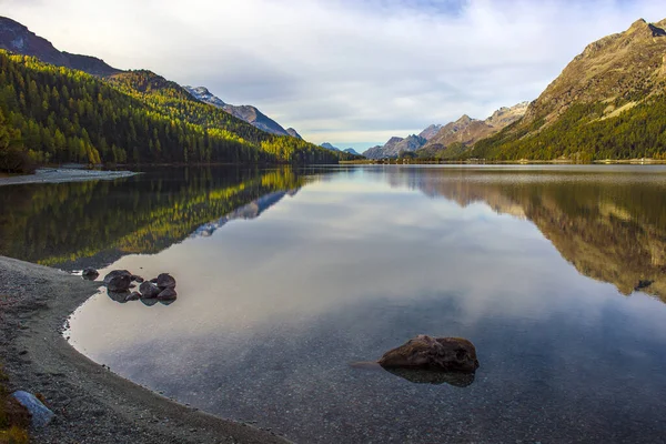 Panorama Horského Jezera Odleskem Hor Idylický Pohled Podzimní Les Silvaplana — Stock fotografie