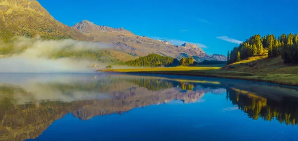 Mountain Lake Sunrise Autumn Landscape Lake Gold Sunlight Blue Fog — Stock Photo, Image