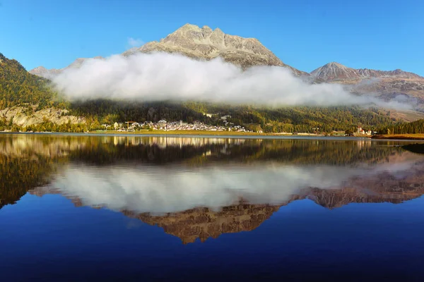 Montanha Lago Nascer Sol Outono Paisagem Com Lago Luz Solar — Fotografia de Stock